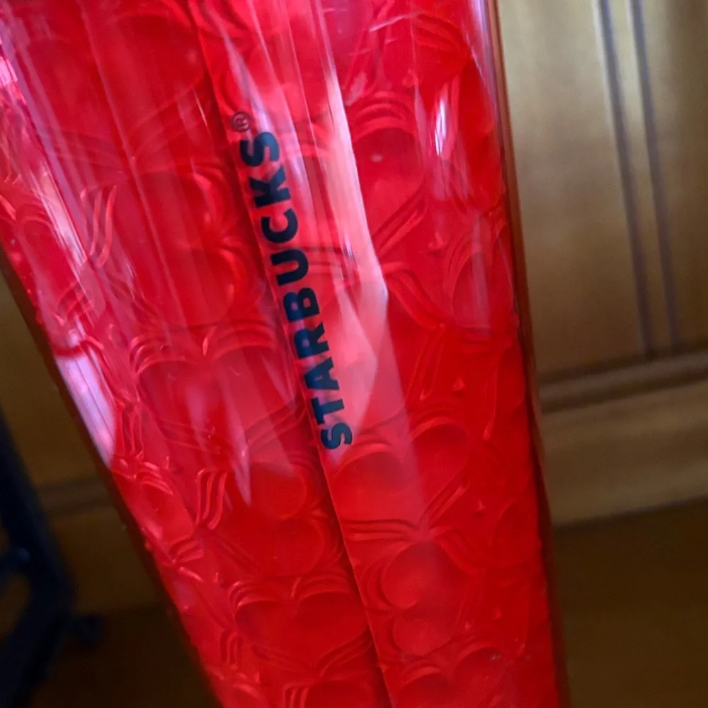 Starbucks Valentine's Tumbler Embossed Hearts 2019 EUC 24fl oz with straw
